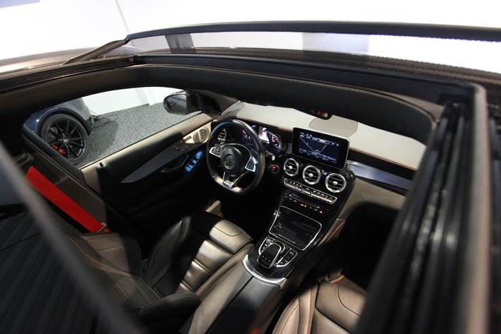 Grå Mercedes GLC43 fra 2017