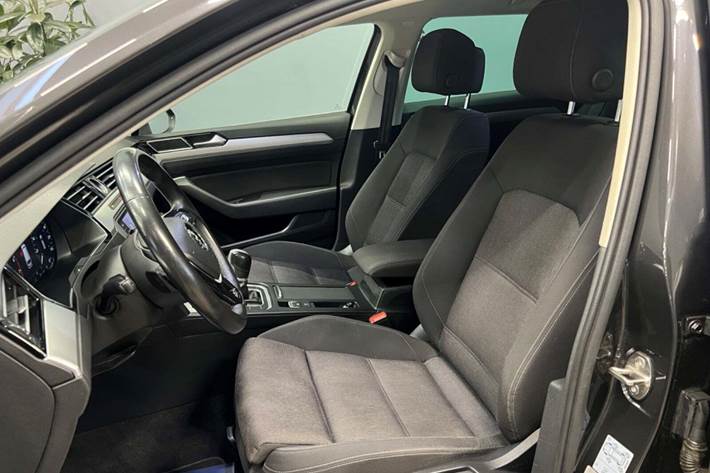 Grå VW Passat fra 2018