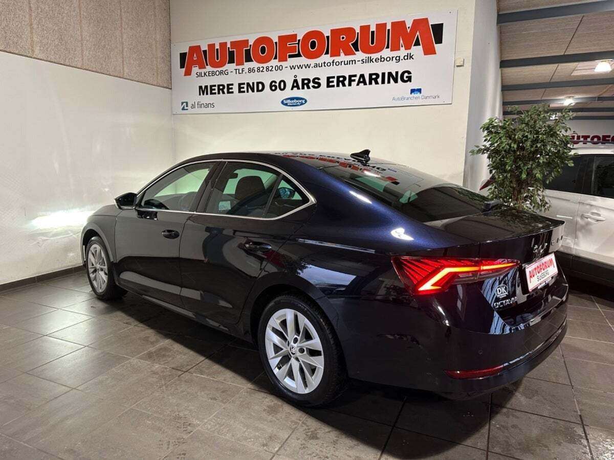Sort Skoda Octavia fra 2021