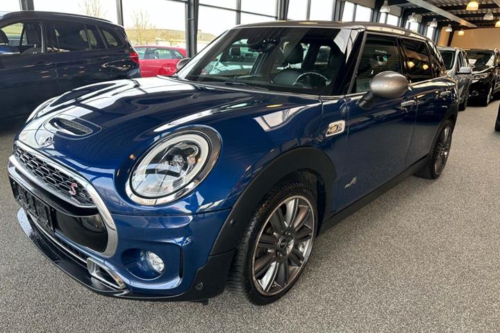 Blå Mini Clubman Cooper SD fra 2017 set udefra