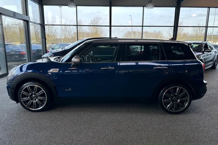 Blå Mini Clubman Cooper SD fra 2017 set udefra