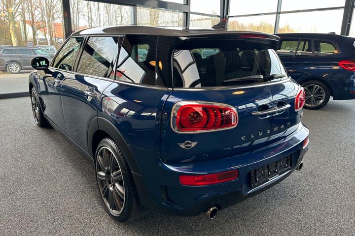 Blå Mini Clubman Cooper SD fra 2017 set udefra