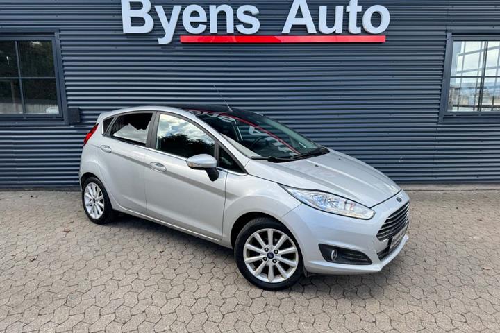 Sølv Ford Fiesta fra 2016 set udefra