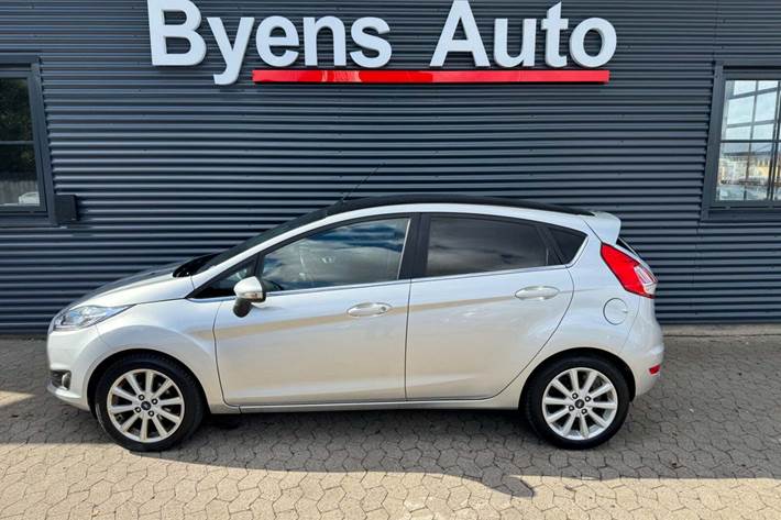 Sølv Ford Fiesta fra 2016
