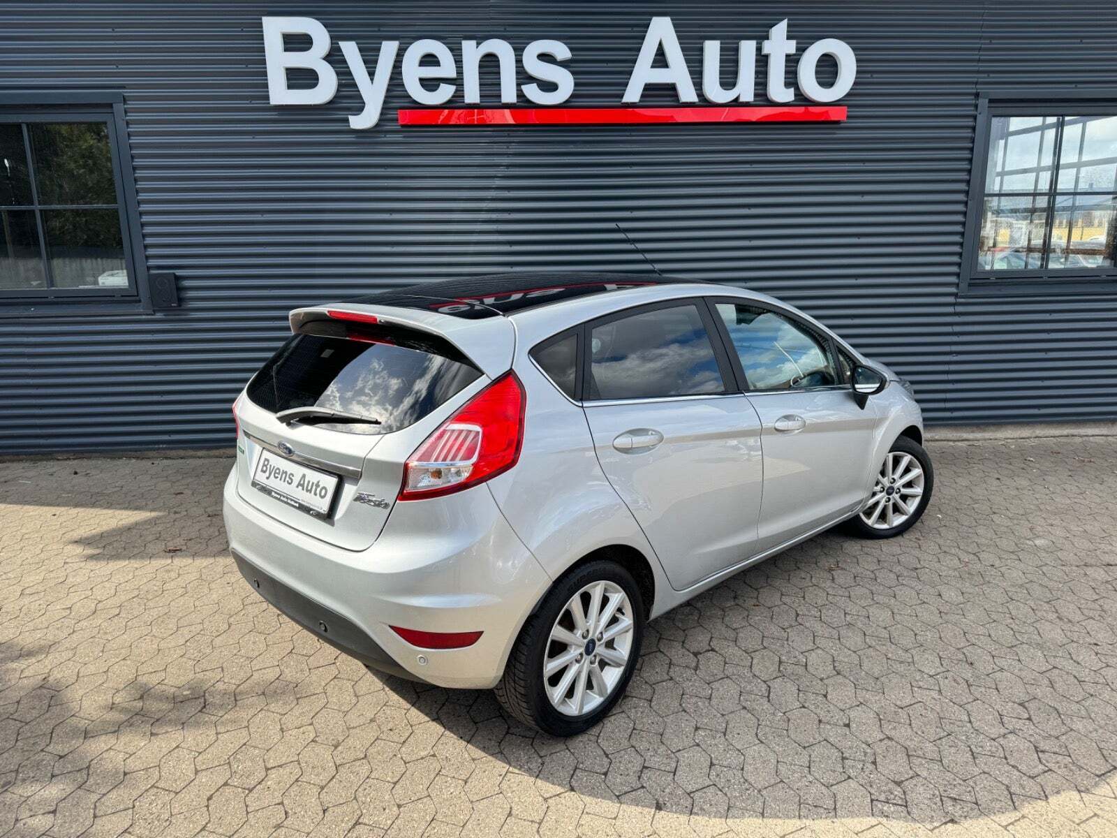 Sølv Ford Fiesta fra 2016
