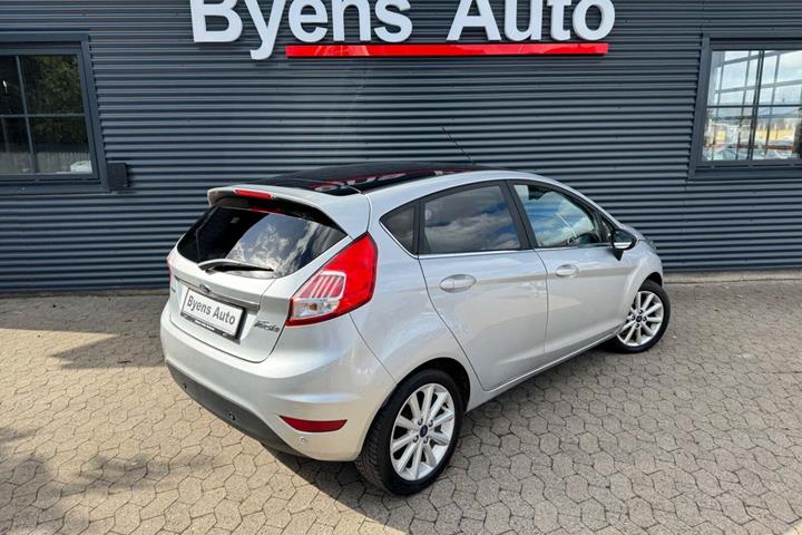 Sølv Ford Fiesta fra 2016