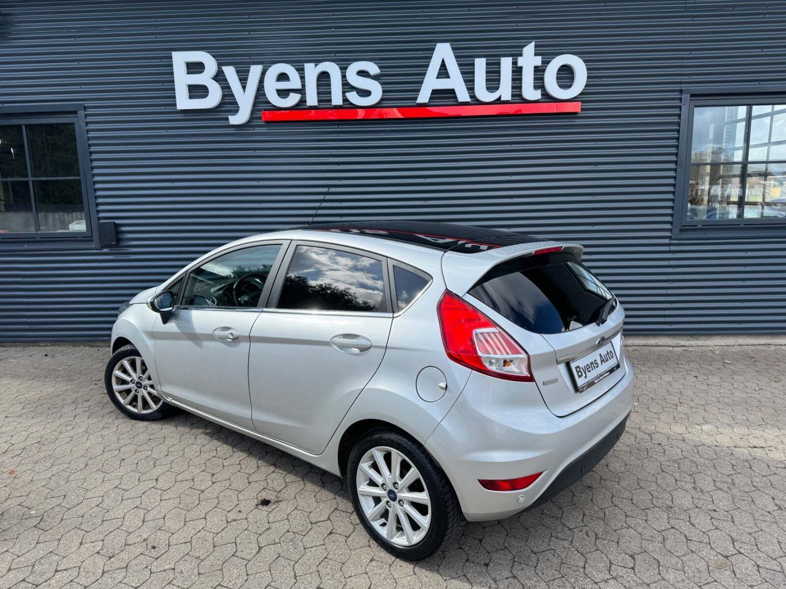 Sølv Ford Fiesta fra 2016