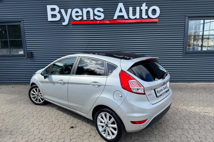 Sølv Ford Fiesta fra 2016