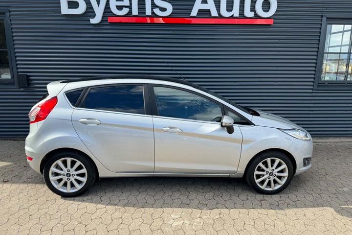 Sølv Ford Fiesta fra 2016