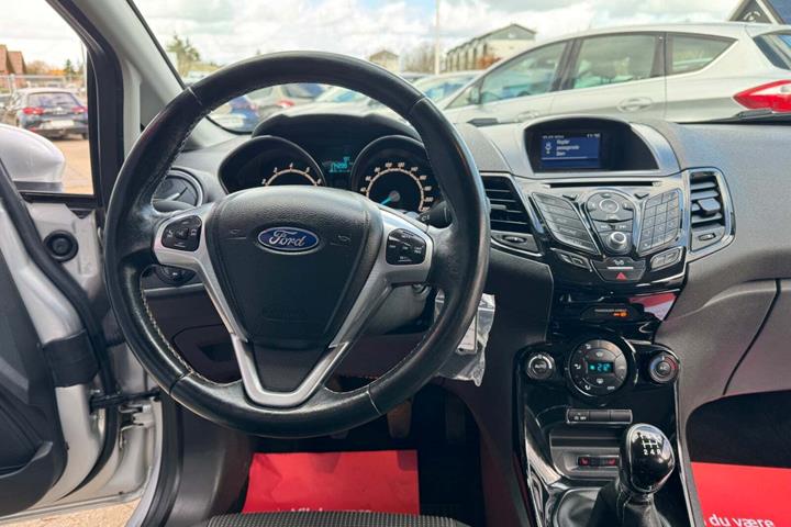 Sølv Ford Fiesta fra 2016