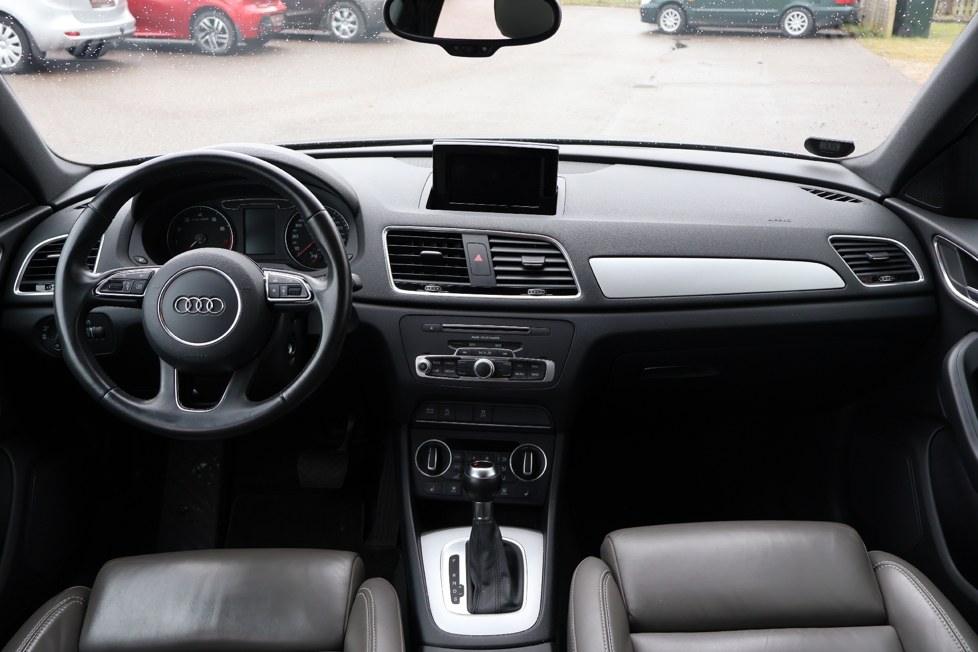 Grå Audi Q3 fra 2015