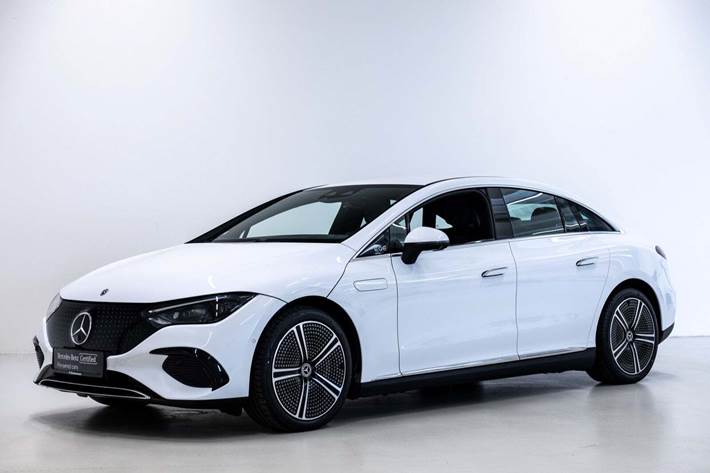 Hvid Mercedes EQE350 fra 2023 set udefra