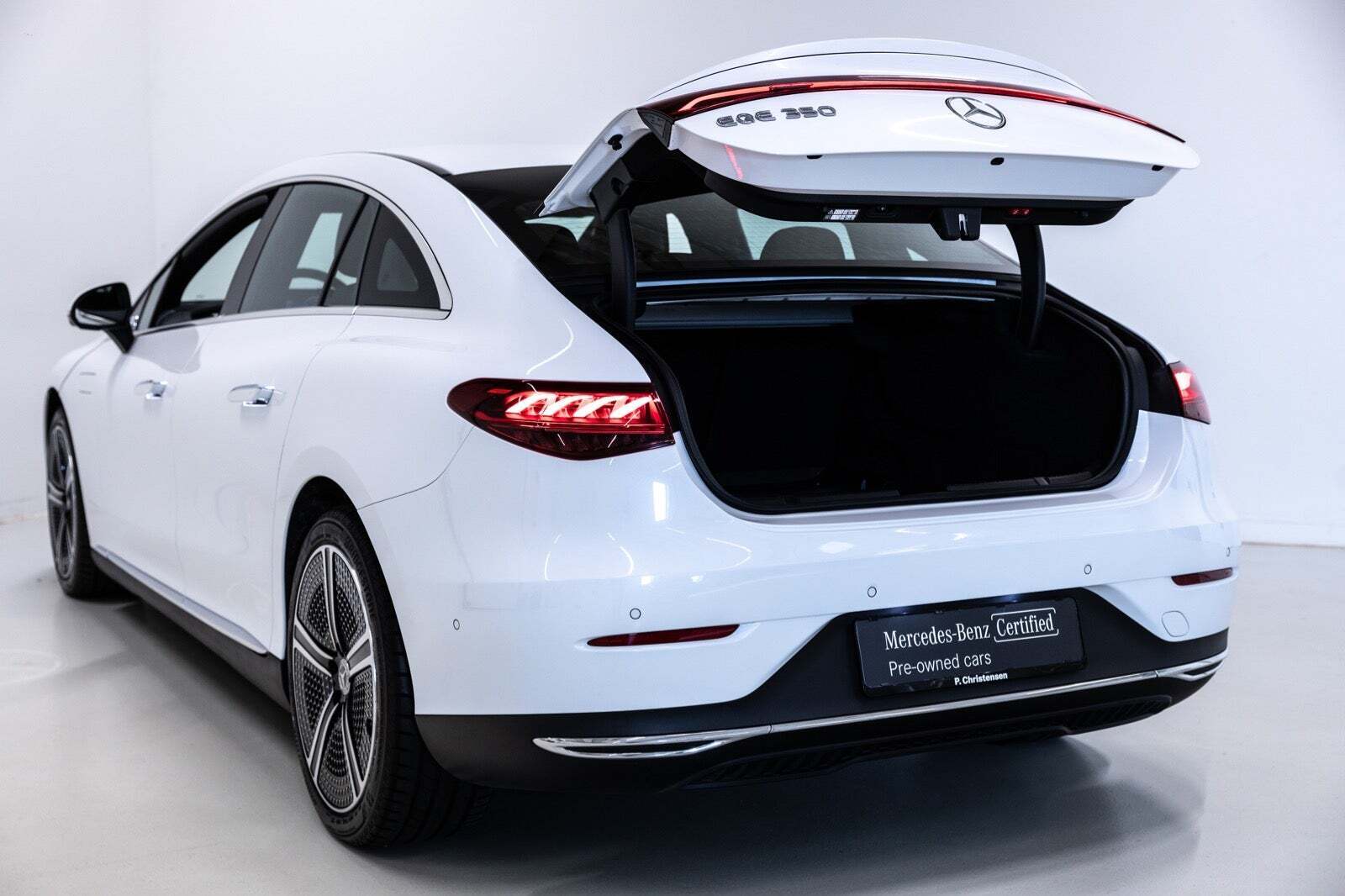 Hvid Mercedes EQE350 fra 2023