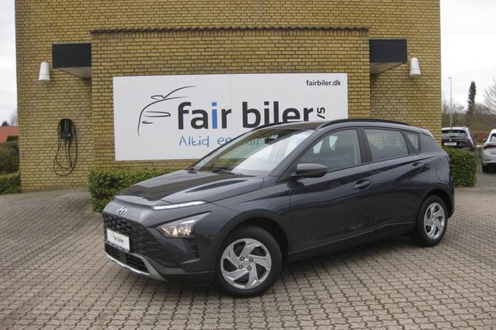 Grå Hyundai Bayon fra 2022 set udefra