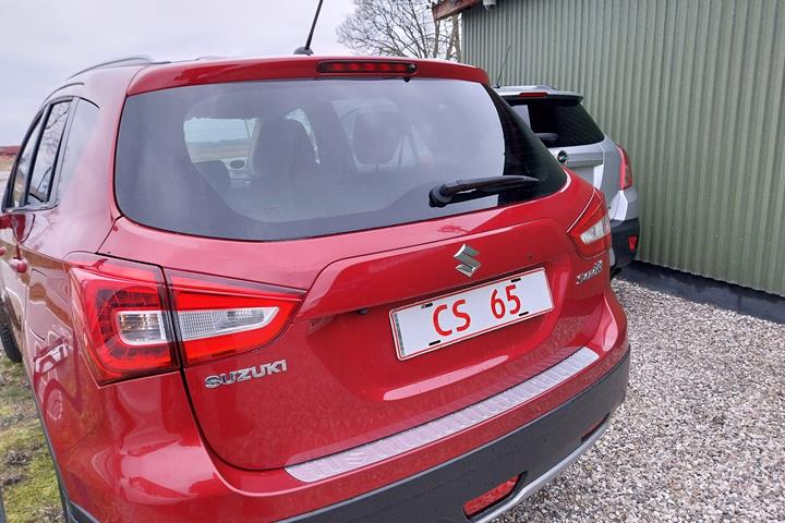 Rød Suzuki SX4 S-Cross fra 2017