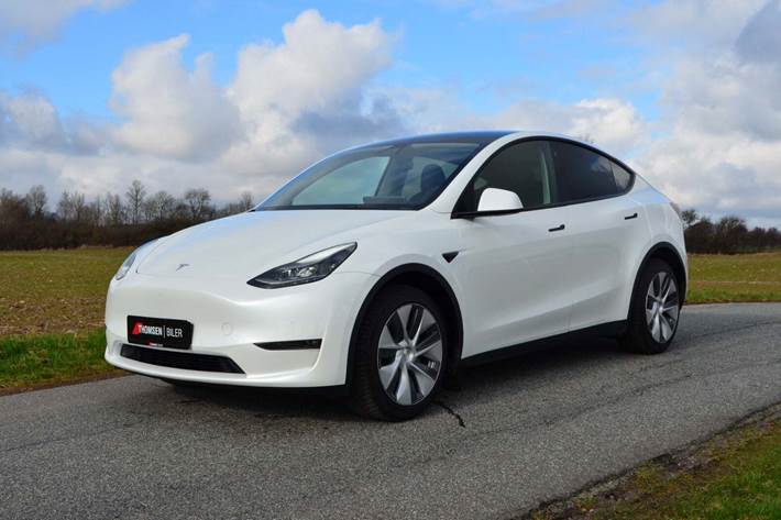 Hvid Tesla Model Y fra 2022
