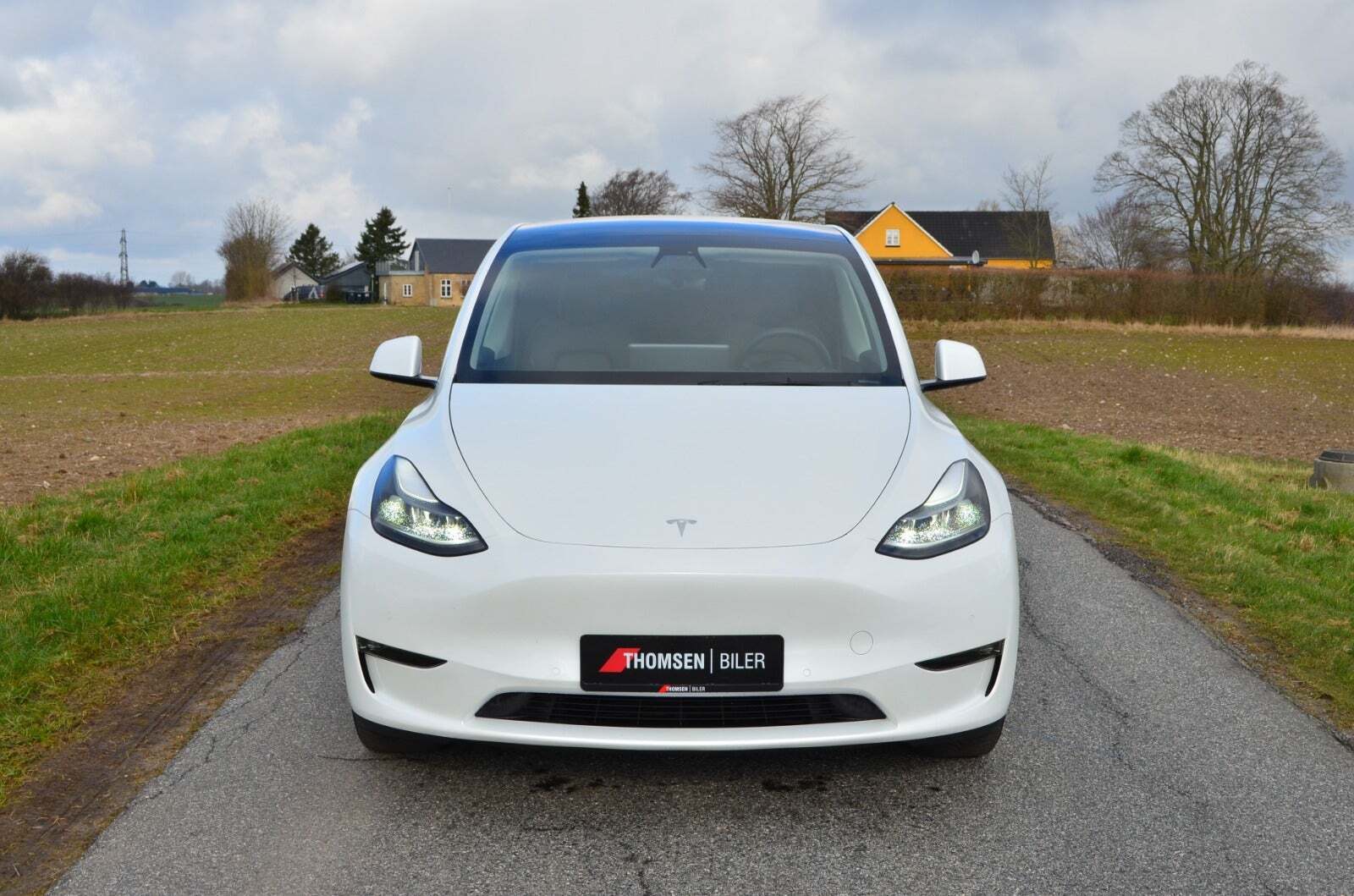 Hvid Tesla Model Y fra 2022