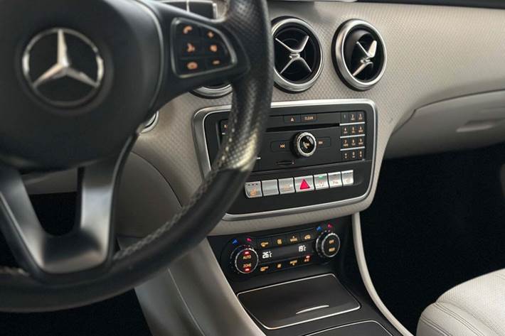 Sort Mercedes A200 fra 2015