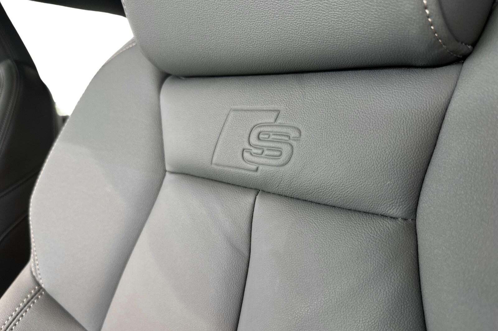 Grå Audi Q4 e-tron fra 2023