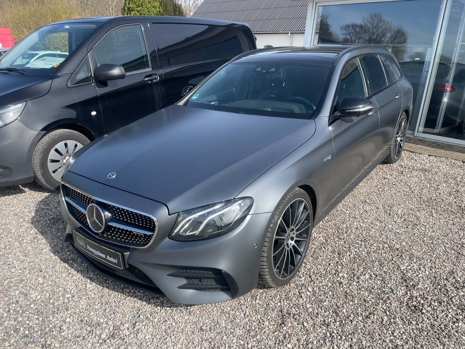 Grå Mercedes E43 fra 2017