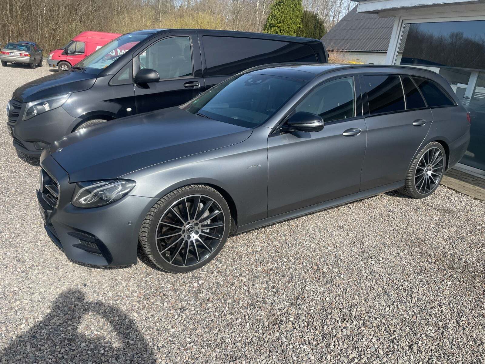 Grå Mercedes E43 fra 2017