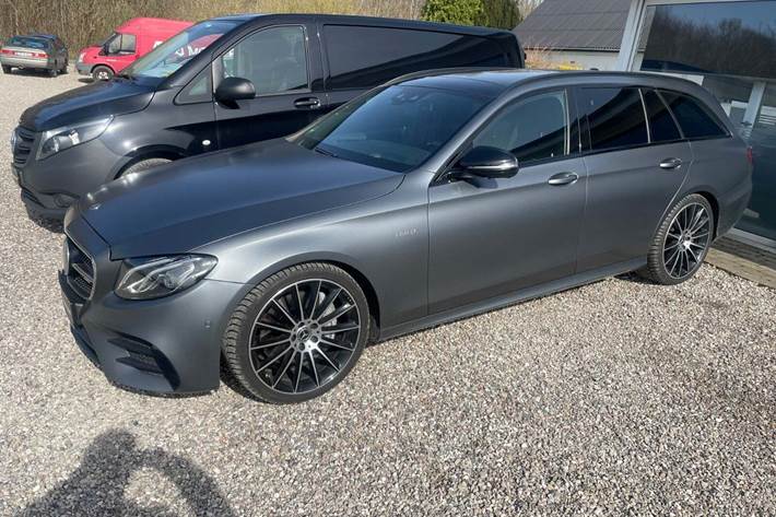 Grå Mercedes E43 fra 2017