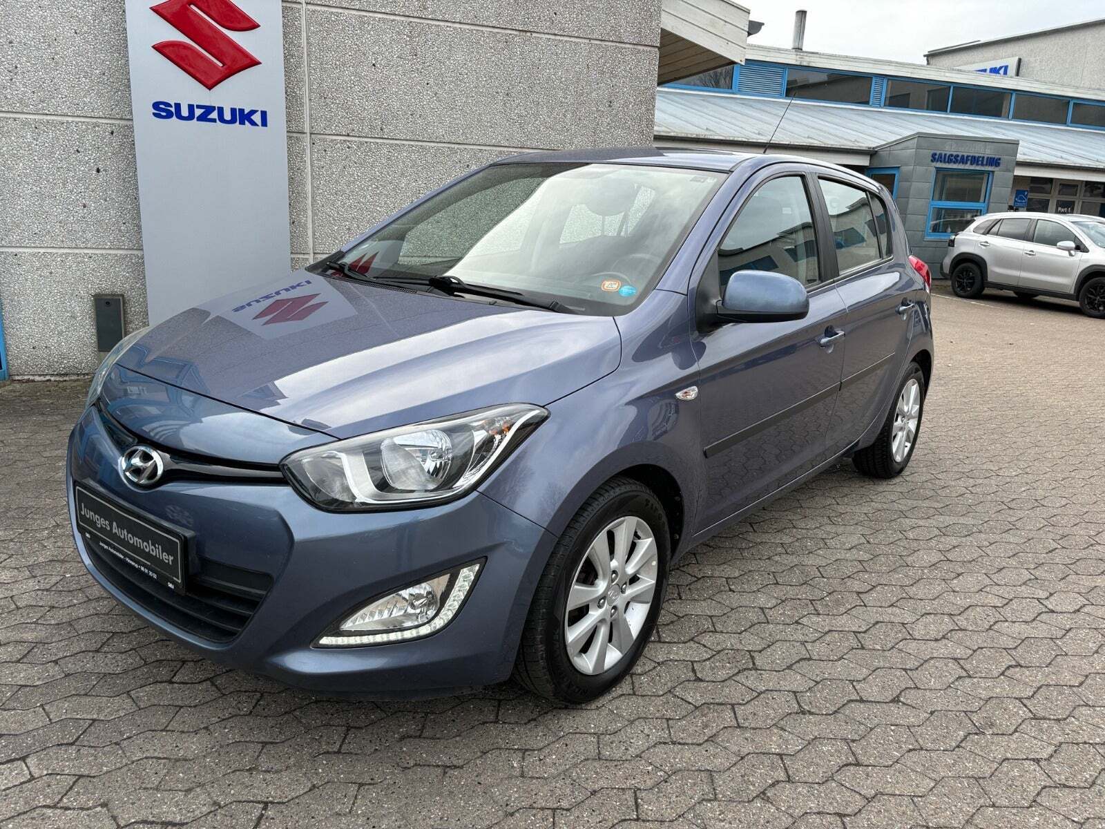 Grå Hyundai i20 fra 2013