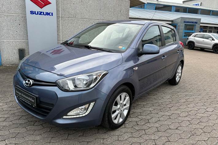 Grå Hyundai i20 fra 2013
