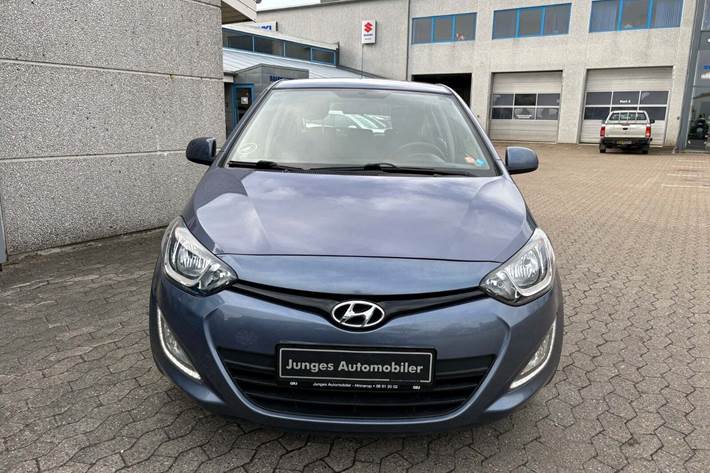 Grå Hyundai i20 fra 2013