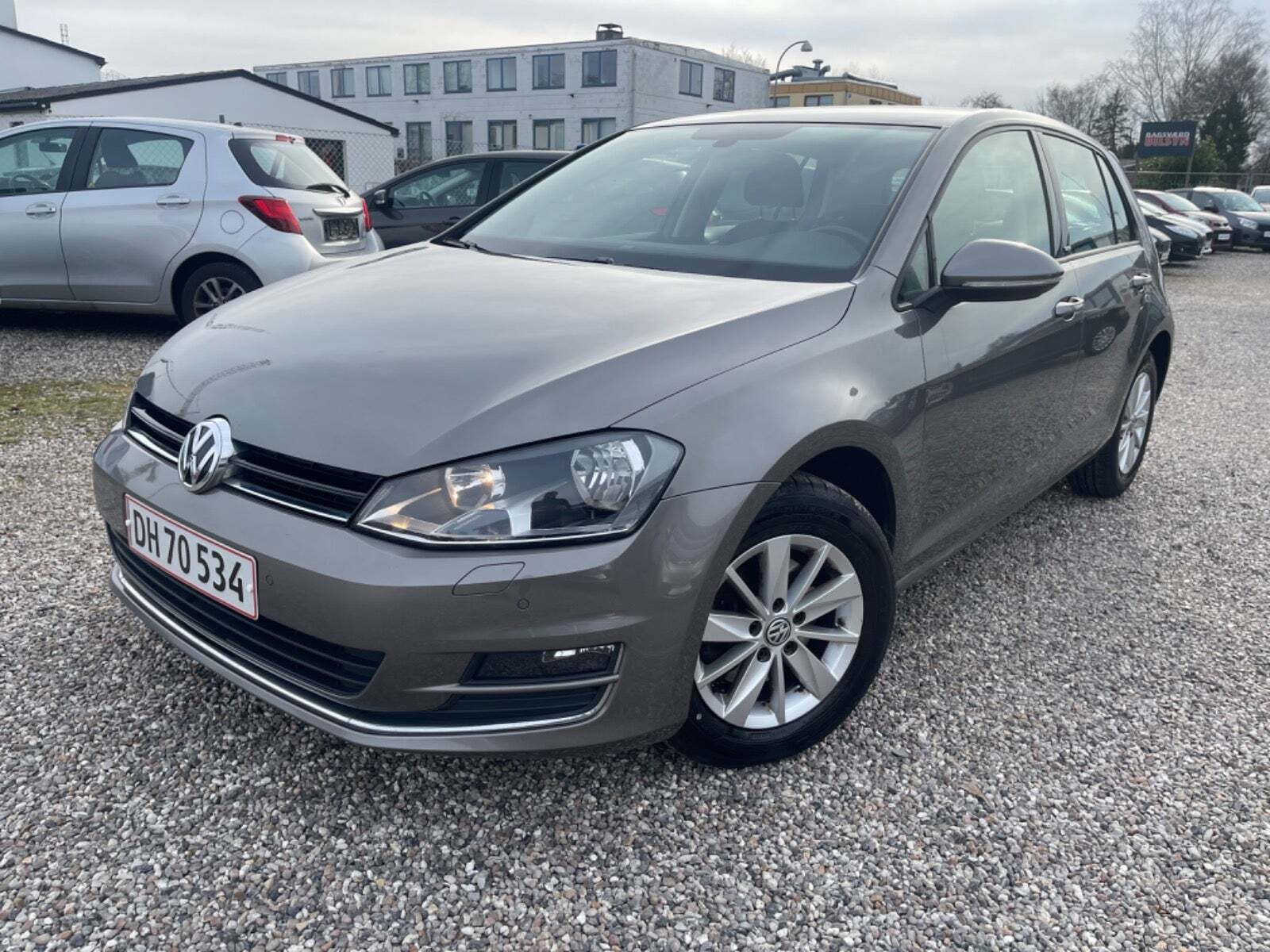 Beige VW Golf VII fra 2017