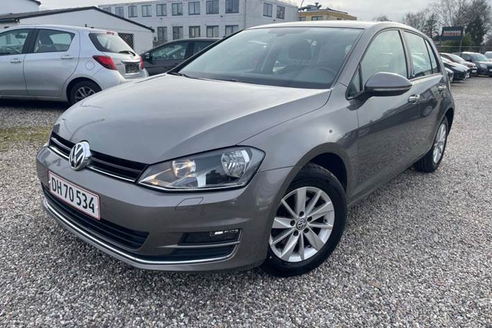 Beige VW Golf VII fra 2017