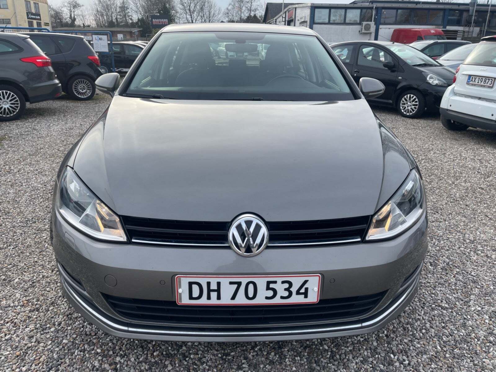 Beige VW Golf VII fra 2017