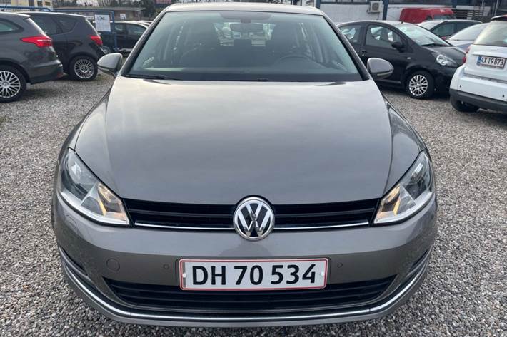 Beige VW Golf VII fra 2017