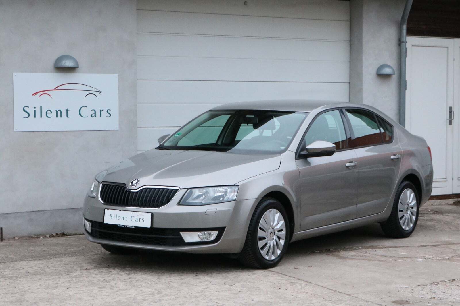 Orange Skoda Octavia fra 2016