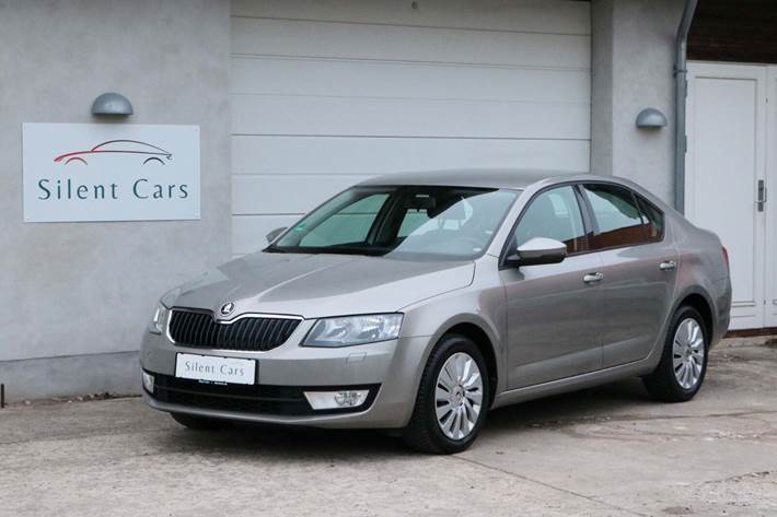 Orange Skoda Octavia fra 2016