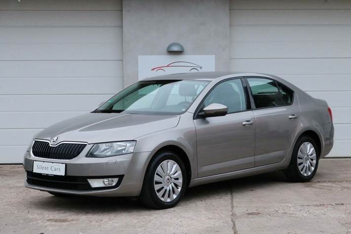 Orange Skoda Octavia fra 2016