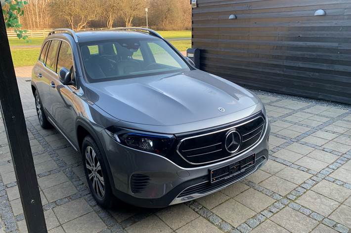 Grå Mercedes EQB 250 fra 2023