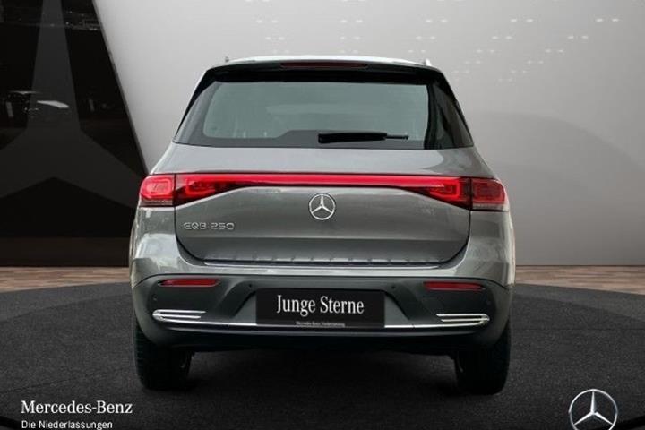 Grå Mercedes EQB 250 fra 2023