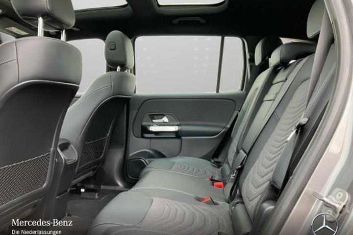 Grå Mercedes EQB 250 fra 2023