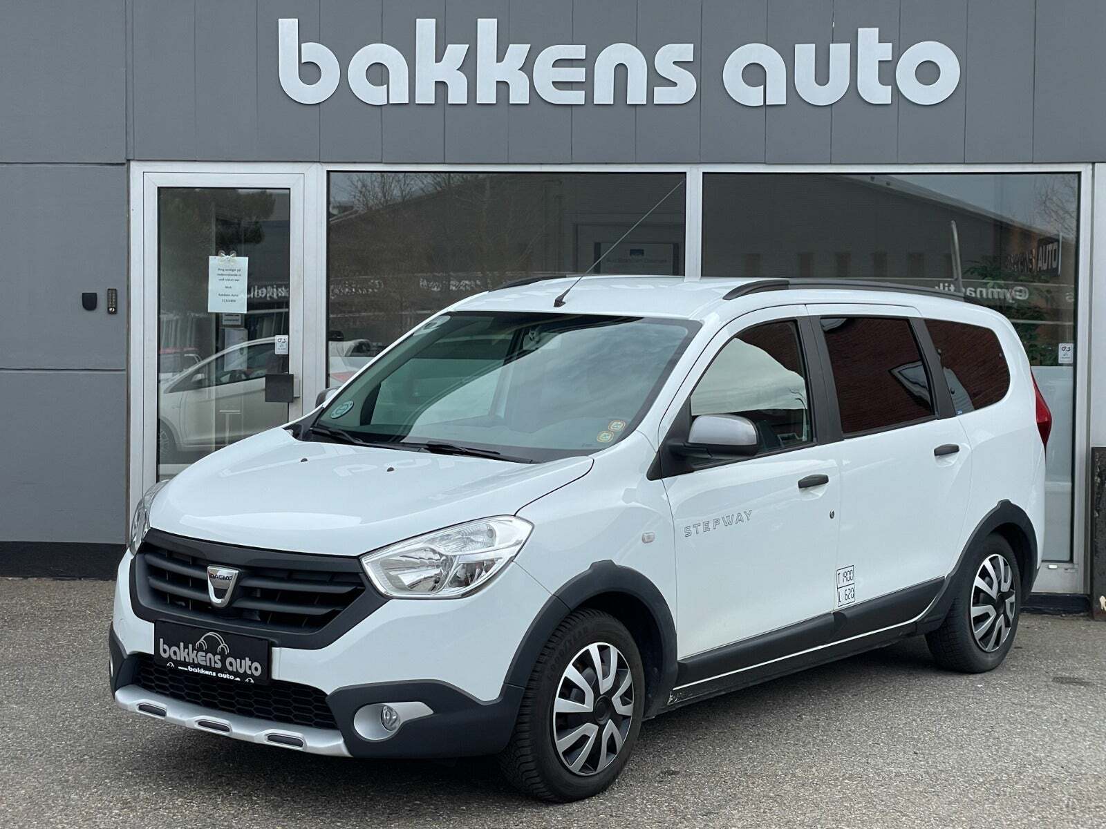 Hvid Dacia Lodgy Stepway fra 2017
