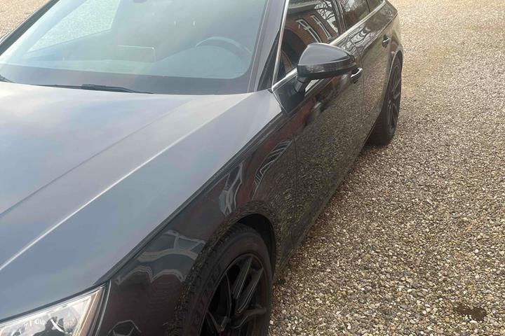 Grå Audi A4 fra 2018