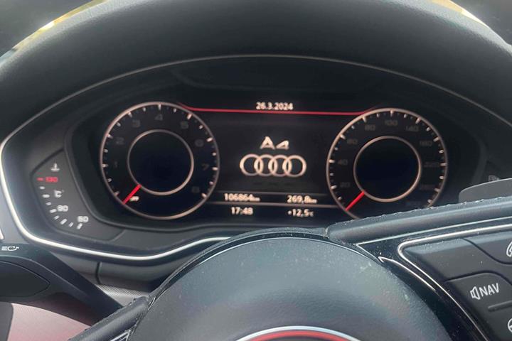 Grå Audi A4 fra 2018