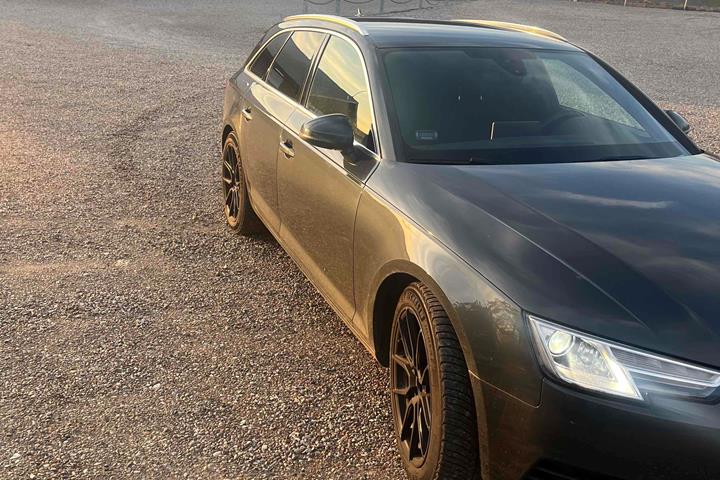 Grå Audi A4 fra 2018