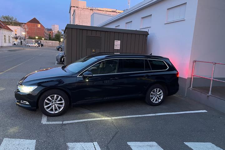 Sort VW Passat fra 2017