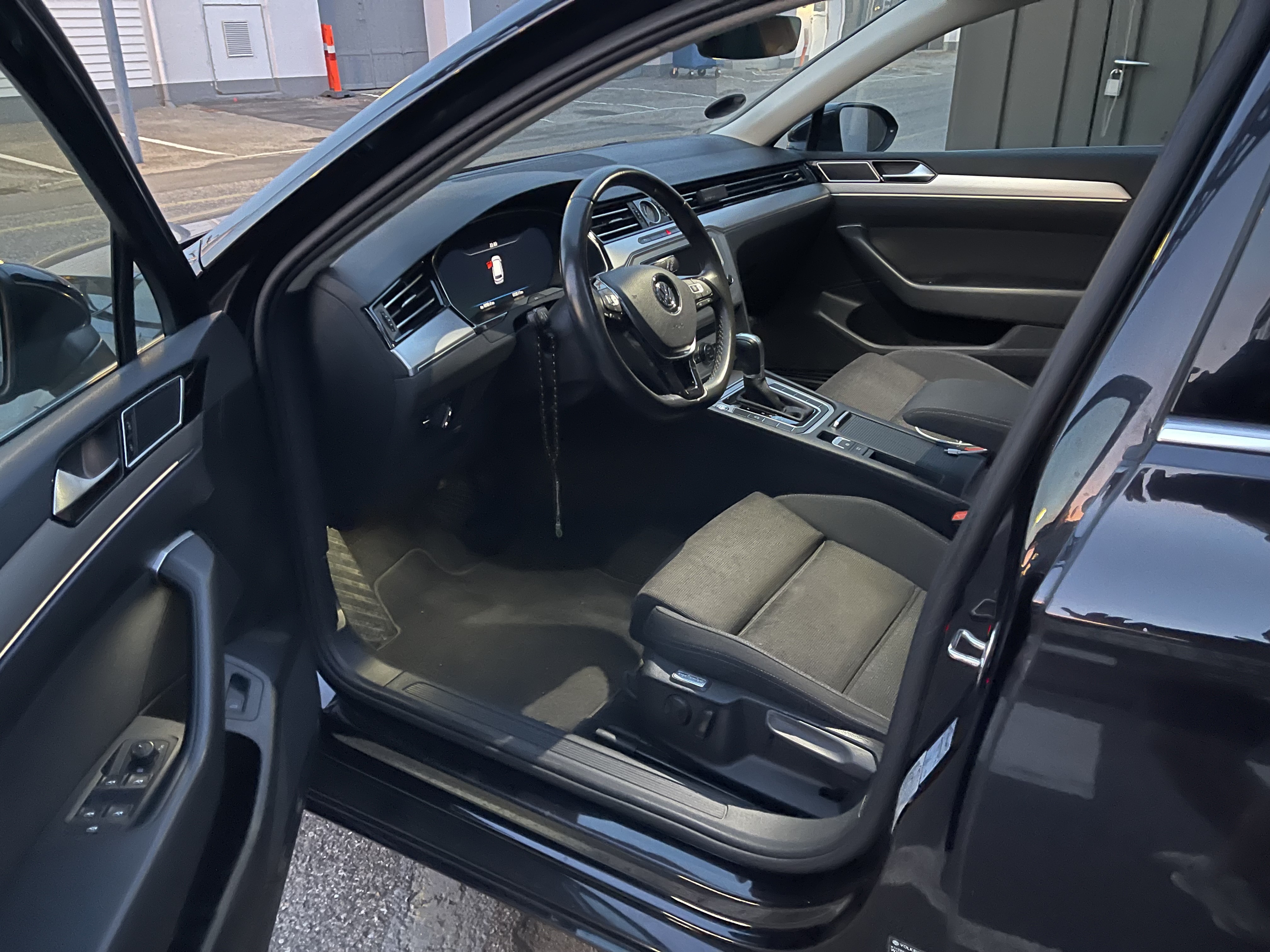 Sort VW Passat fra 2017