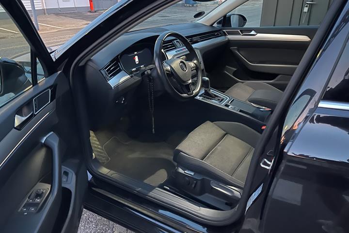 Sort VW Passat fra 2017