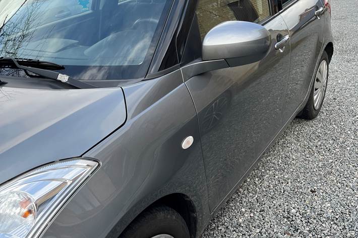 Grå Suzuki Swift fra 2015