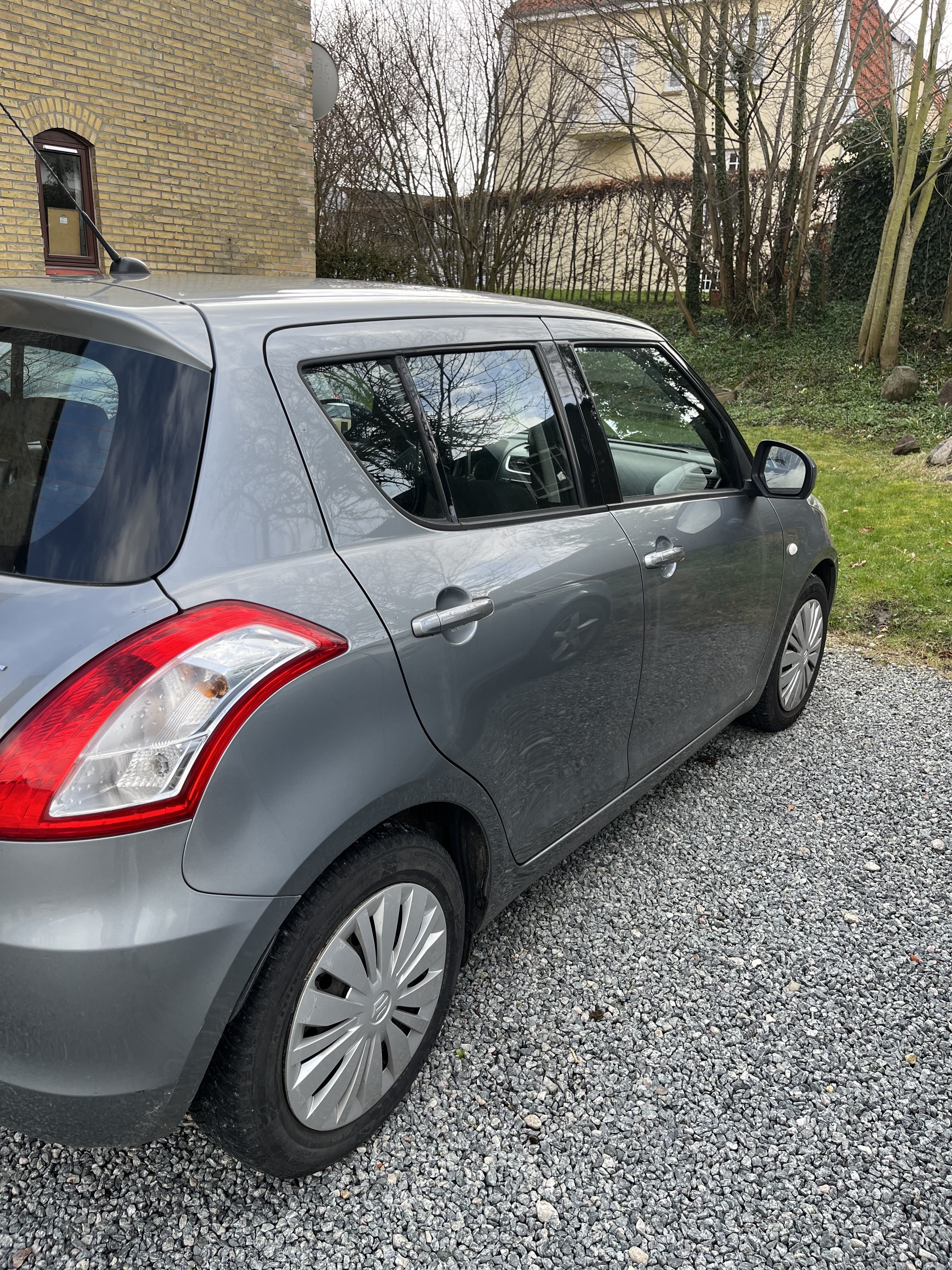 Grå Suzuki Swift fra 2015