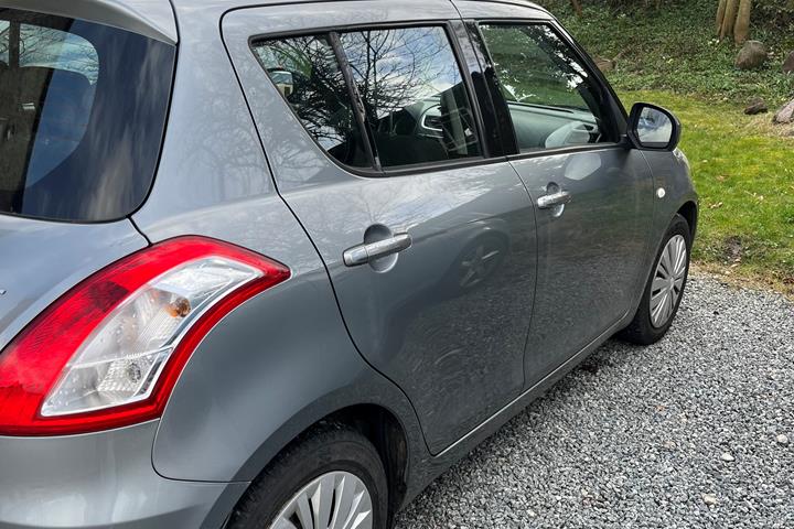 Grå Suzuki Swift fra 2015