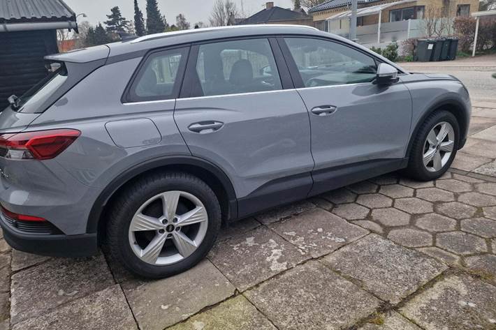 Grå Audi Q4 e-tron fra 2022